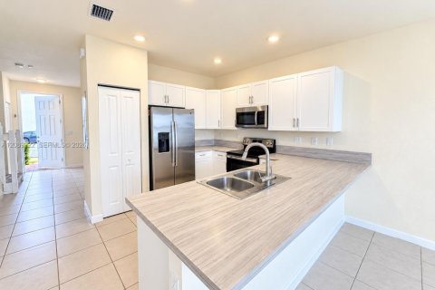 Villa ou maison à louer à Hialeah, Floride: 3 chambres № 2365682 - photo 3