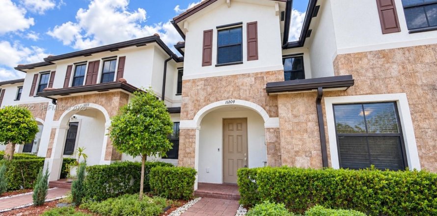 Villa ou maison à Hialeah, Floride 3 chambres № 2365682