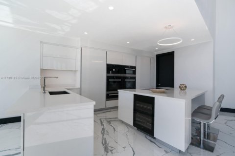 Condo in Sunny Isles Beach, Florida, 3 bedrooms № 2088277 - photo 15