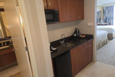 Hotel en venta en Sunny Isles Beach, Florida, 51.19 m2 № 1867407 - foto 10