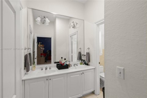 Снять в аренду виллу или дом в Катлер-Бей, Флорида 5 спален, 260.59м2, № 1992587 - фото 8