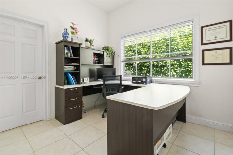 Снять в аренду виллу или дом в Катлер-Бей, Флорида 5 спален, 260.59м2, № 1992587 - фото 9