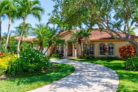 Снять в аренду виллу или дом в Катлер-Бей, Флорида 5 спален, 260.59м2, № 1992587 - фото 1