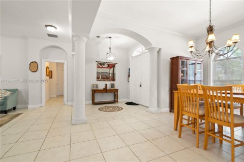 Снять в аренду виллу или дом в Катлер-Бей, Флорида 5 спален, 260.59м2, № 1992587 - фото 5