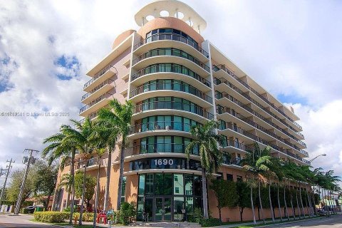 Copropriété à louer à Miami, Floride: 1 chambre, 81.1 m2 № 1941701 - photo 1