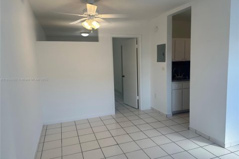 Apartamento en alquiler en Miami, Florida, 1 dormitorio, 41.34 m2 № 2022644 - foto 4