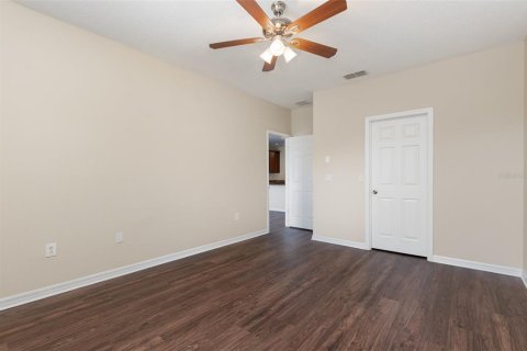 House in Sorrento, Florida 3 bedrooms, 184.41 sq.m. № 1849524 - photo 8