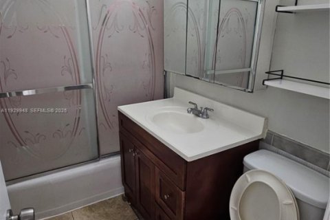 Villa ou maison à louer à Hollywood, Floride: 4 chambres, 155.33 m2 № 1988867 - photo 18