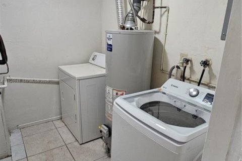 Villa ou maison à louer à Hollywood, Floride: 4 chambres, 155.33 m2 № 1988867 - photo 15