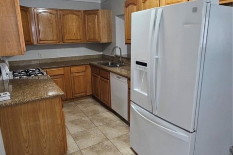 Villa ou maison à louer à Hollywood, Floride: 4 chambres, 155.33 m2 № 1988867 - photo 9