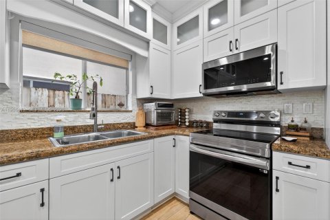 Casa en alquiler en Miami, Florida, 3 dormitorios, 244.24 m2 № 2049134 - foto 13