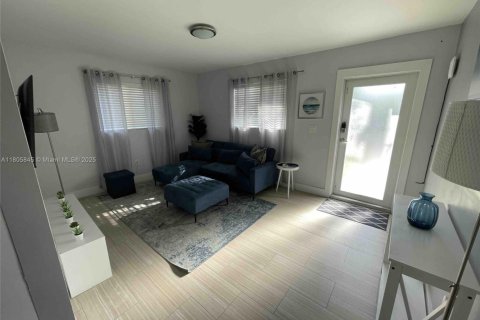 Propiedad comercial en venta en Miami, Florida, 205.31 m2 № 1946587 - foto 2