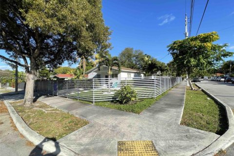 Propiedad comercial en venta en Miami, Florida, 205.31 m2 № 1946587 - foto 1