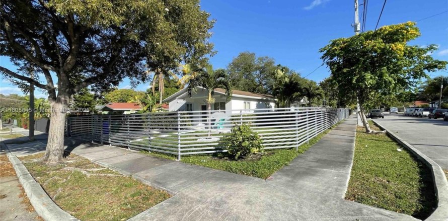 Propiedad comercial en Miami, Florida 205.31 m2 № 1946587