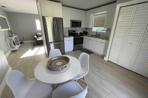 Propiedad comercial en venta en Miami, Florida, 205.31 m2 № 1946587 - foto 9