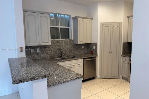 House in Palmetto Bay, Florida 5 bedrooms, 245.08 sq.m. № 1775871 - photo 4