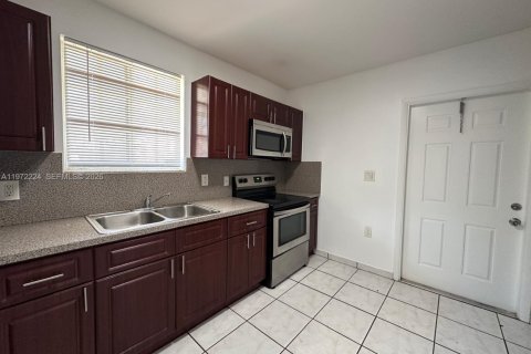 Casa en alquiler en North Miami, Florida, 2 dormitorios, 178.37 m2 № 2040815 - foto 3