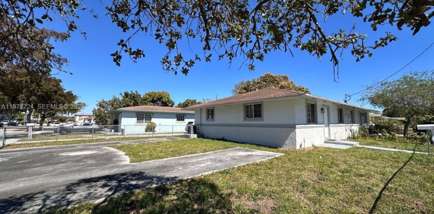 Casa en North Miami, Florida 2 dormitorios, 178.37 m2 № 2040815