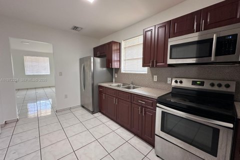Casa en alquiler en North Miami, Florida, 2 dormitorios, 178.37 m2 № 2040815 - foto 4