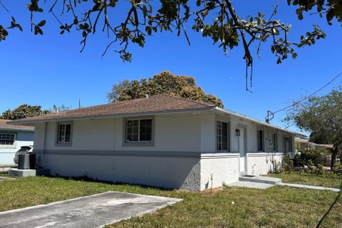 Casa en alquiler en North Miami, Florida, 2 dormitorios, 178.37 m2 № 2040815 - foto 2