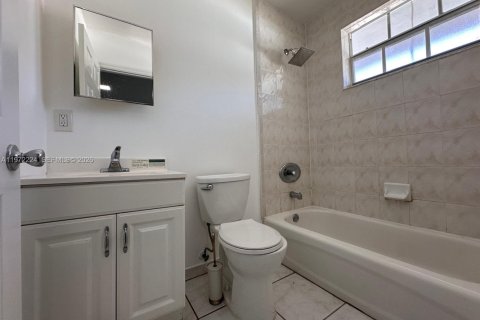 Casa en alquiler en North Miami, Florida, 2 dormitorios, 178.37 m2 № 2040815 - foto 8