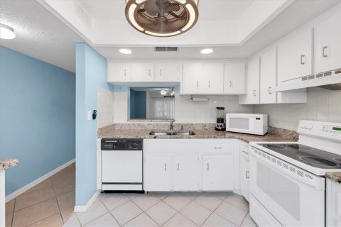 Condo in Dunedin, Florida, 2 bedrooms  № 2202690 - photo 11