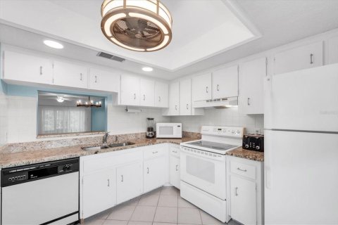Condo in Dunedin, Florida, 2 bedrooms  № 2202690 - photo 12