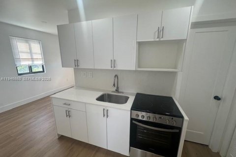 Снять в аренду квартиру в Майами, Флорида 2 спальни, 55.74м2, № 2002039 - фото 3