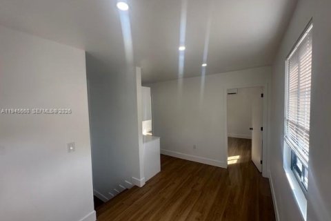 Снять в аренду квартиру в Майами, Флорида 2 спальни, 55.74м2, № 2002039 - фото 2