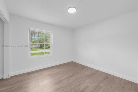 House in Miami, Florida 4 bedrooms, 233.46 sq.m. № 1784173 - photo 23