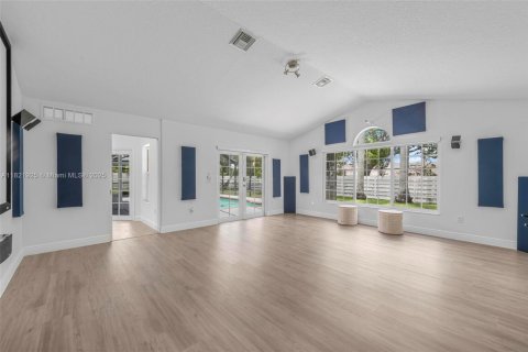 House in Miami, Florida 4 bedrooms, 233.46 sq.m. № 1784173 - photo 19