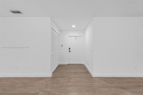 House in Miami, Florida 4 bedrooms, 233.46 sq.m. № 1784173 - photo 7