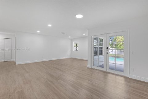 House in Miami, Florida 4 bedrooms, 233.46 sq.m. № 1784173 - photo 9