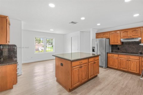 House in Miami, Florida 4 bedrooms, 233.46 sq.m. № 1784173 - photo 10