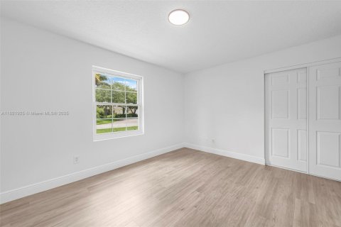House in Miami, Florida 4 bedrooms, 233.46 sq.m. № 1784173 - photo 21