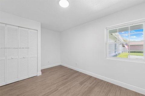 House in Miami, Florida 4 bedrooms, 233.46 sq.m. № 1784173 - photo 20
