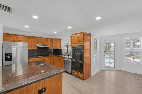 House in Miami, Florida 4 bedrooms, 233.46 sq.m. № 1784173 - photo 13