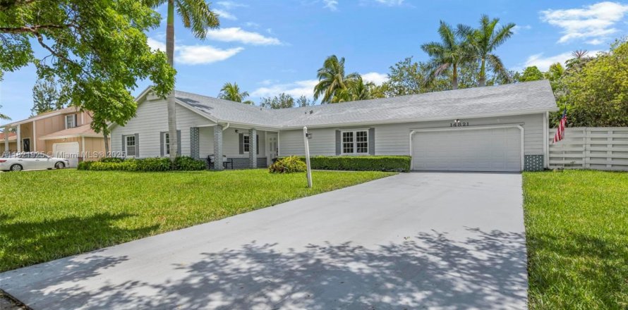 House in Miami, Florida 4 bedrooms, 233.46 sq.m. № 1784173