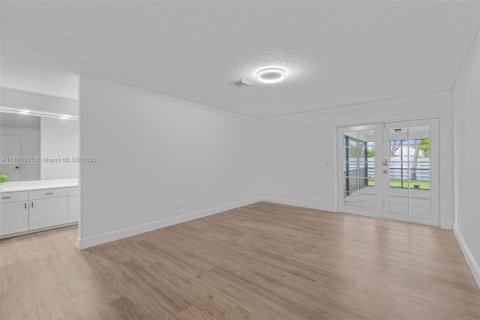 House in Miami, Florida 4 bedrooms, 233.46 sq.m. № 1784173 - photo 14