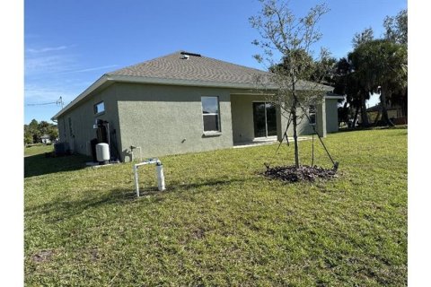 House in North Port, Florida 4 bedrooms, 192.03 sq.m. № 2128379 - photo 12