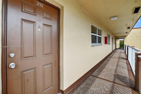 Condo in Sunrise, Florida, 2 bedrooms  № 1852367 - photo 11