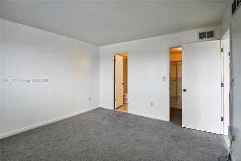 Condo in Sunrise, Florida, 2 bedrooms  № 1852367 - photo 25