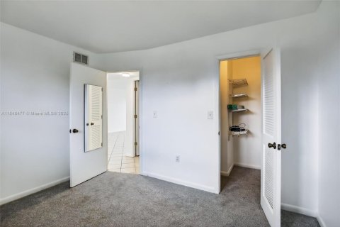 Condo in Sunrise, Florida, 2 bedrooms  № 1852367 - photo 8