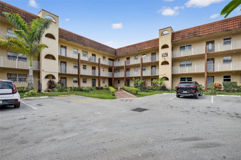 Condo in Sunrise, Florida, 2 bedrooms  № 1852367 - photo 9