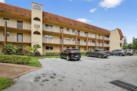 Condo in Sunrise, Florida, 2 bedrooms  № 1852367 - photo 1