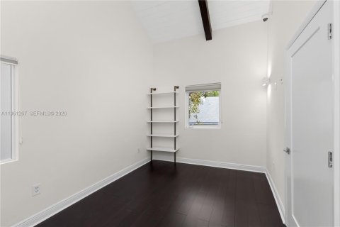 House in Miami, Florida 5 bedrooms, 453.46 sq.m. № 2268686 - photo 19