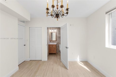House in Miami, Florida 5 bedrooms, 453.46 sq.m. № 2268686 - photo 23