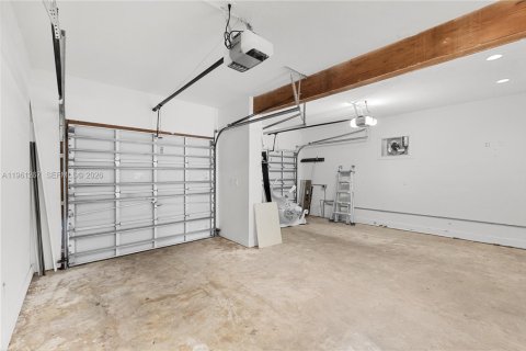 House in Miami, Florida 5 bedrooms, 453.46 sq.m. № 2268686 - photo 26