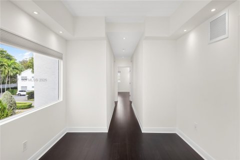 House in Miami, Florida 5 bedrooms, 453.46 sq.m. № 2268686 - photo 16