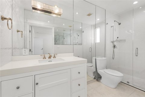 House in Miami, Florida 5 bedrooms, 453.46 sq.m. № 2268686 - photo 17